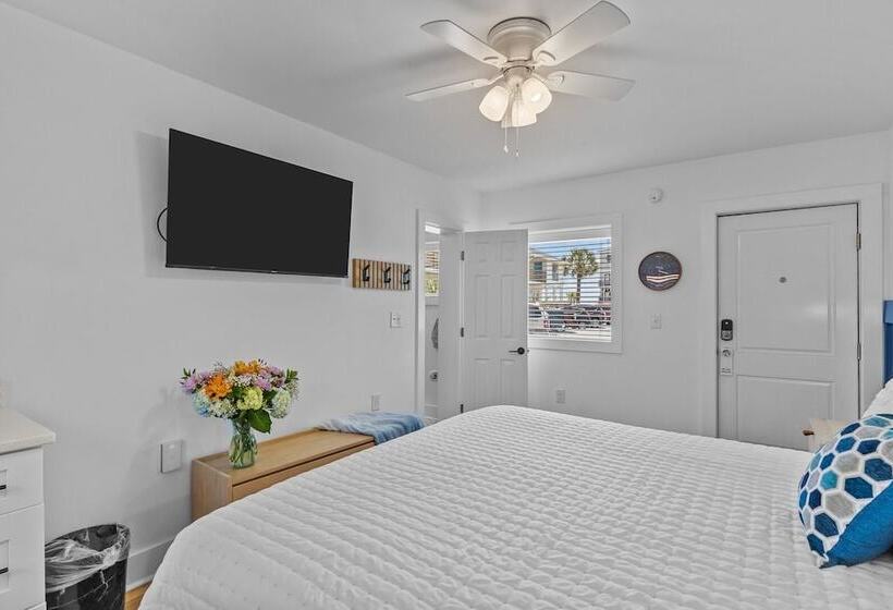 The Beach House Motel & Suites