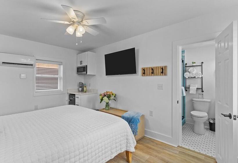 The Beach House Motel & Suites