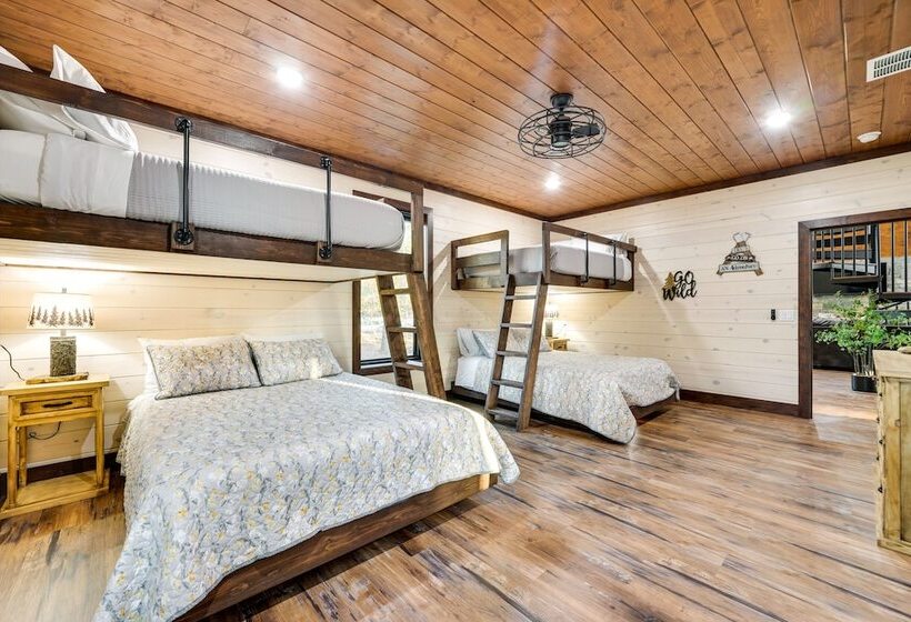 Idyllic Broken Bow Cabin W/ Deck & Private Hot Tub