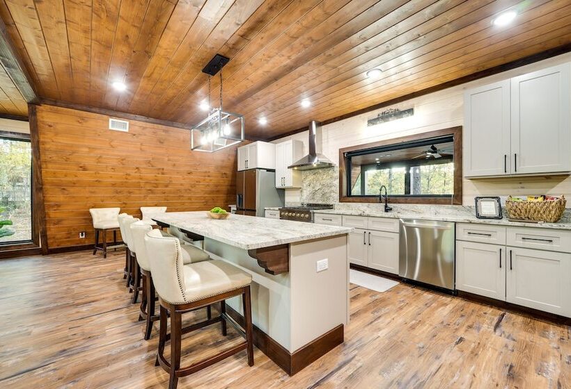 Idyllic Broken Bow Cabin W/ Deck & Private Hot Tub