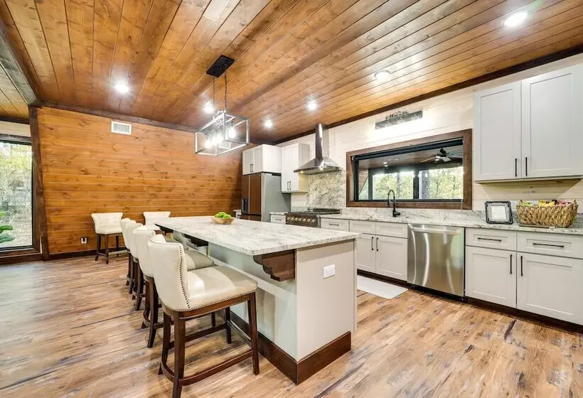 Idyllic Broken Bow Cabin W/ Deck & Private Hot Tub