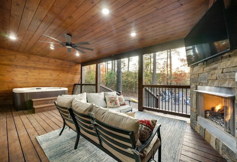 Idyllic Broken Bow Cabin W/ Deck & Private Hot Tub