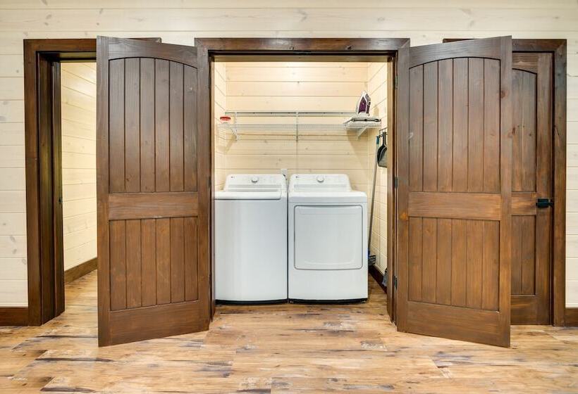 Idyllic Broken Bow Cabin W/ Deck & Private Hot Tub