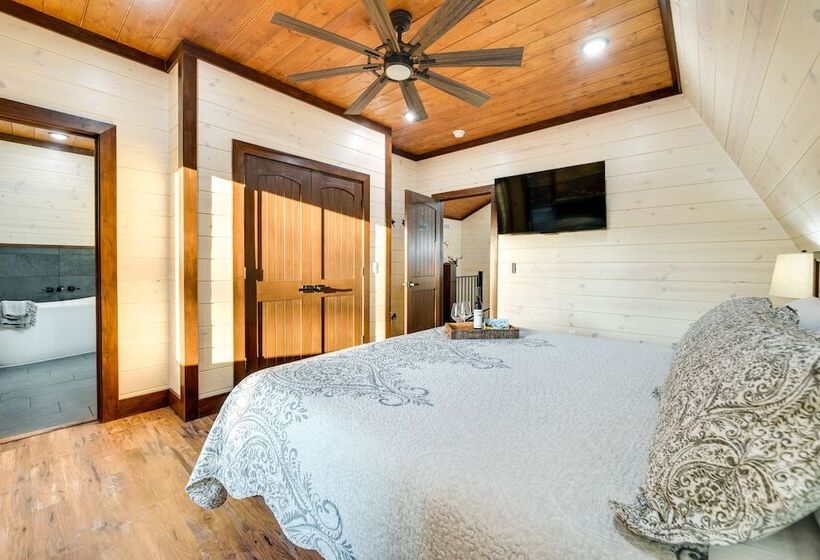 Idyllic Broken Bow Cabin W/ Deck & Private Hot Tub