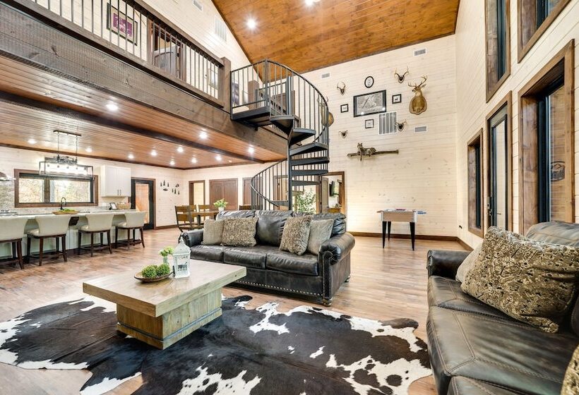 Idyllic Broken Bow Cabin W/ Deck & Private Hot Tub