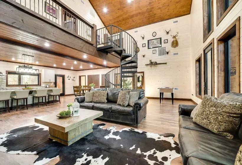 Idyllic Broken Bow Cabin W/ Deck & Private Hot Tub