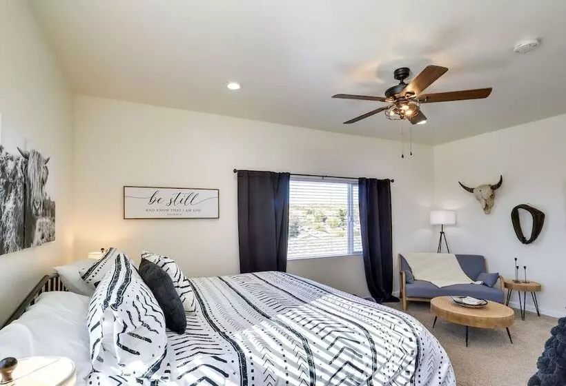 Kingman Retreat W/ Hot Tub: 1 Block To Route 66!