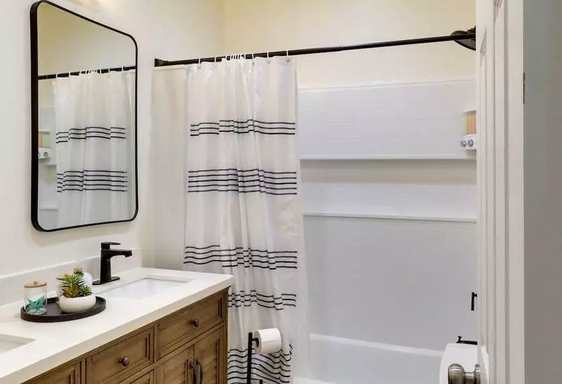 Kingman Retreat W/ Hot Tub: 1 Block To Route 66!