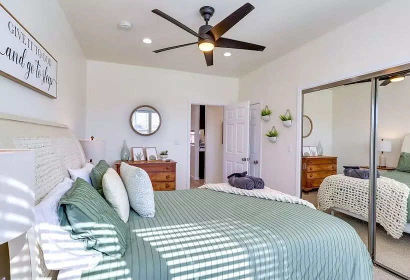Kingman Retreat W/ Hot Tub: 1 Block To Route 66!