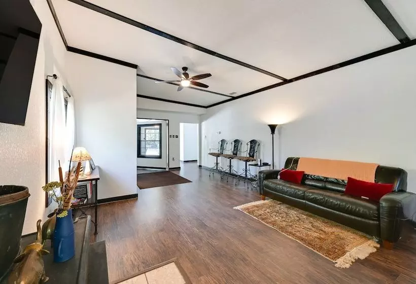Peaceful Flower Mound Home W/ Patio On 4 Acres!