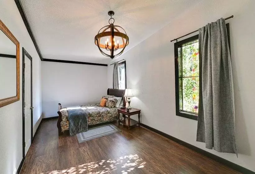 Peaceful Flower Mound Home W/ Patio On 4 Acres!
