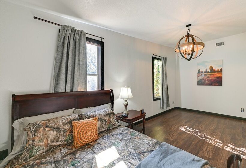 Peaceful Flower Mound Home W/ Patio On 4 Acres!