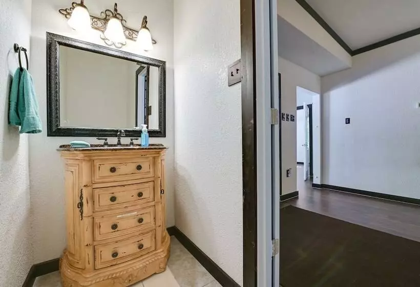 Peaceful Flower Mound Home W/ Patio On 4 Acres!