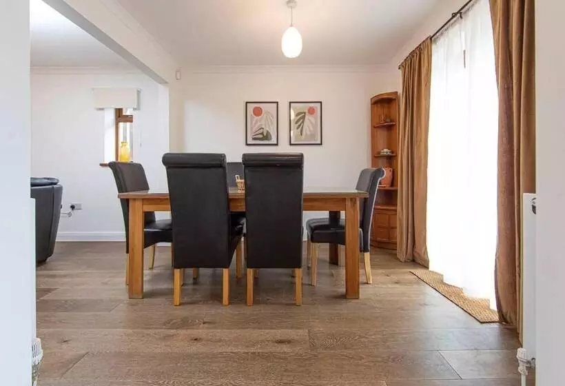 Residenssi Beautiful 3 Bed House In Merthyr Tydfil