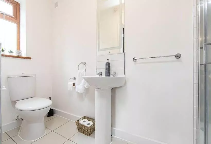 Residenssi Beautiful 3 Bed House In Merthyr Tydfil