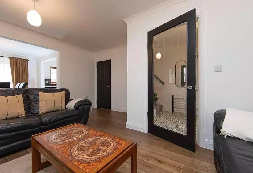 Residenssi Beautiful 3 Bed House In Merthyr Tydfil