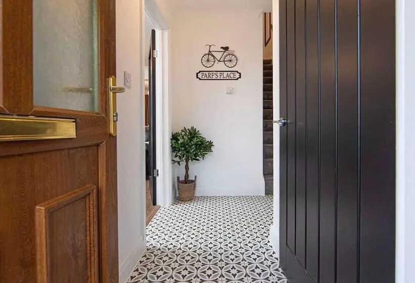 Residenssi Beautiful 3 Bed House In Merthyr Tydfil