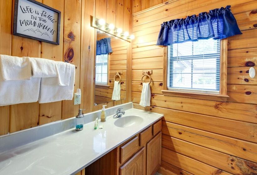 Tennessee Cabin W/ Balcony, Hot Tub & Pool Access!
