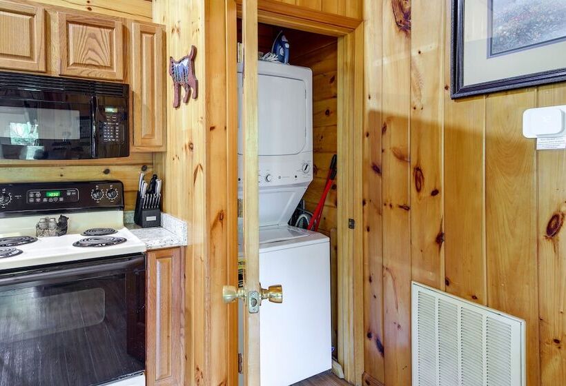Tennessee Cabin W/ Balcony, Hot Tub & Pool Access!