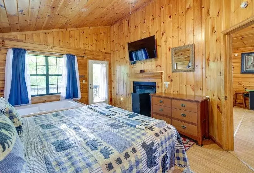 Tennessee Cabin W/ Balcony, Hot Tub & Pool Access!