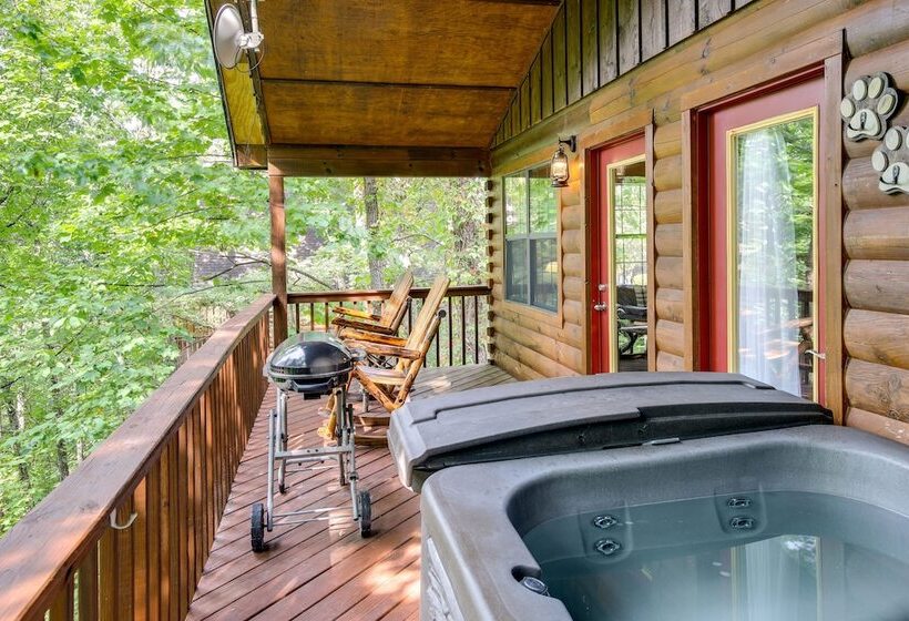 Tennessee Cabin W/ Balcony, Hot Tub & Pool Access!