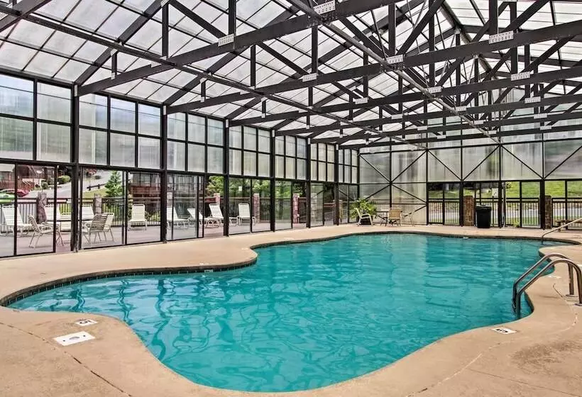 Tennessee Cabin W/ Balcony, Hot Tub & Pool Access!