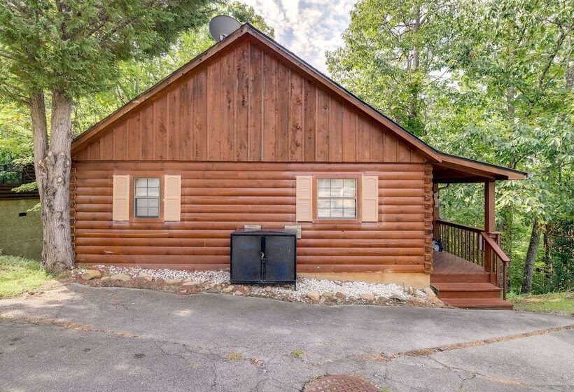 Tennessee Cabin W/ Balcony, Hot Tub & Pool Access!