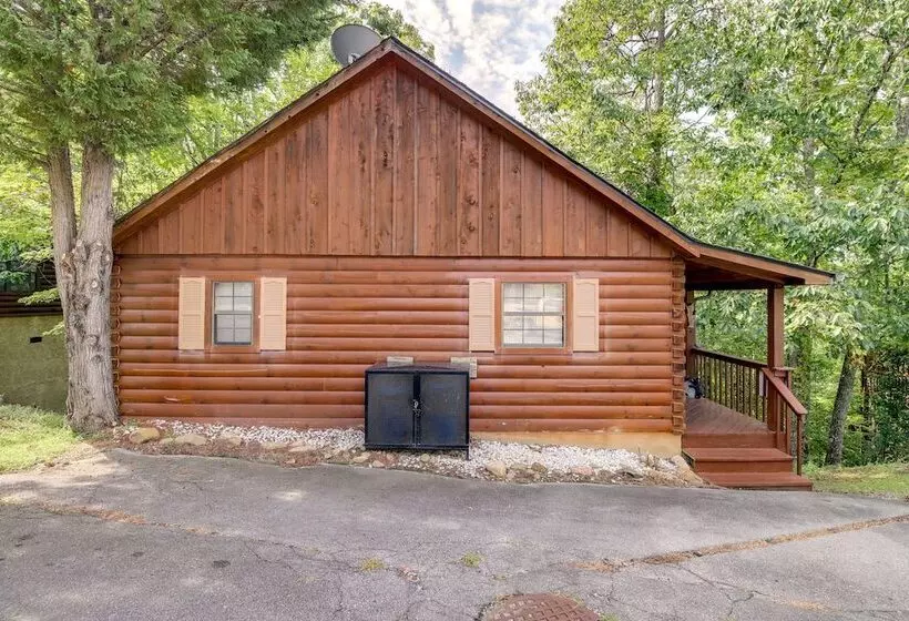 Tennessee Cabin W/ Balcony, Hot Tub & Pool Access!