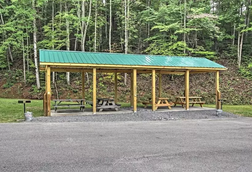 Tennessee Cabin W/ Balcony, Hot Tub & Pool Access!