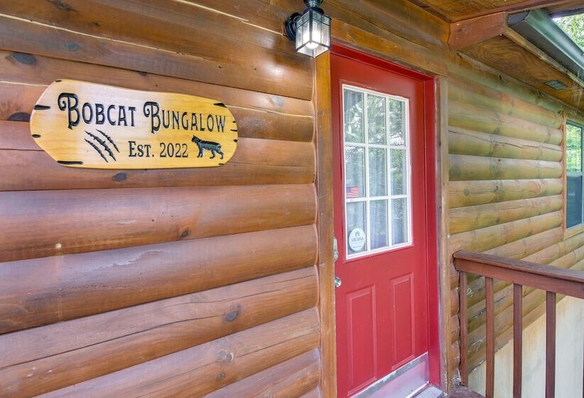 Tennessee Cabin W/ Balcony, Hot Tub & Pool Access!