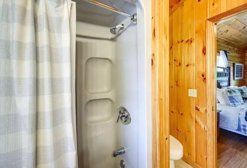 Tennessee Cabin W/ Balcony, Hot Tub & Pool Access!