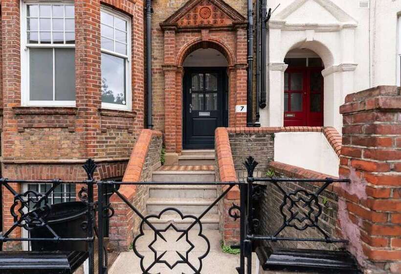 The Clapham Crib   Spacious 4bdr House With Patio