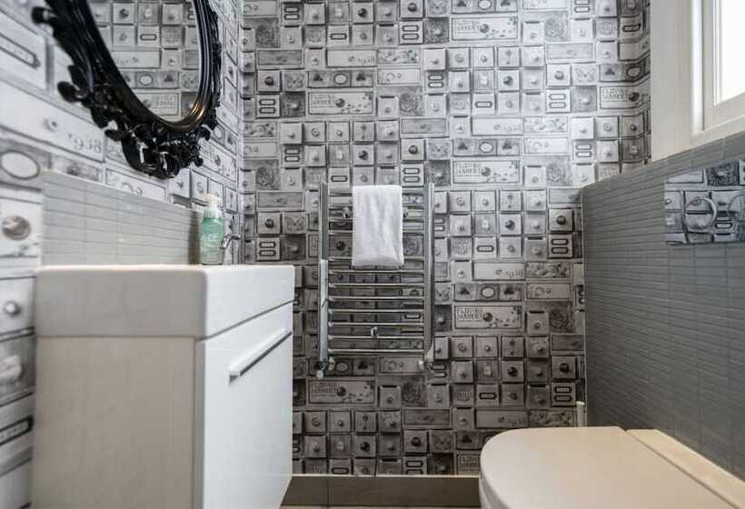 The Clapham Crib   Spacious 4bdr House With Patio