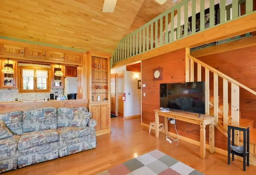 Warm & Cozy Clayton Cabin Near St Lawrence River!