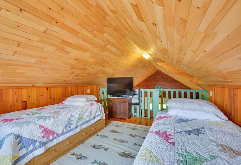 Warm & Cozy Clayton Cabin Near St Lawrence River!