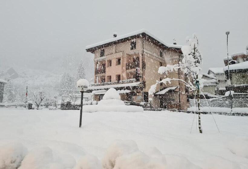 ホテル Ristorante Bucaneve