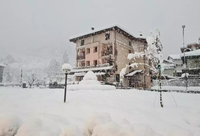 Hotelli Ristorante Bucaneve