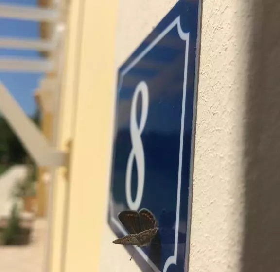 Mythos Apts Rentit
