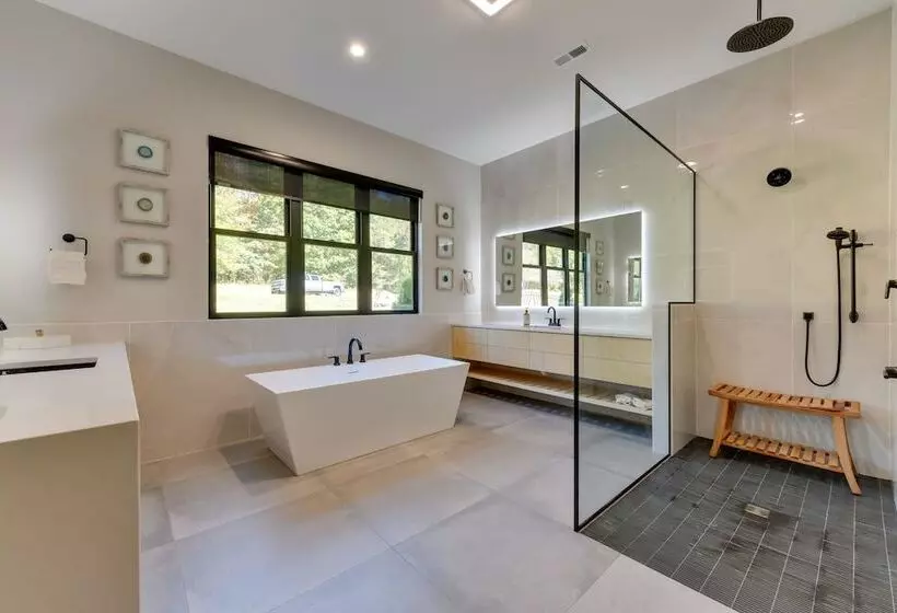 The Retreat At Lake Norman: Boat Dock & Pool!