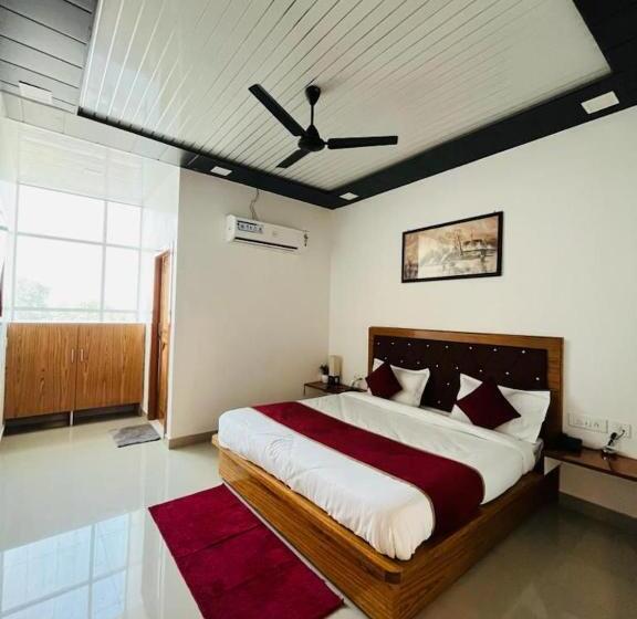 A3 Corbett Queen Hotel & Restro