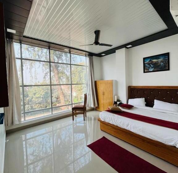 A3 Corbett Queen Hotel & Restro