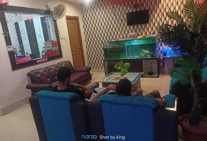 هتل Goroomgo Blue Bell Bhubaneswar   Well Decorated Room  Wifi And Parking Facilities Available