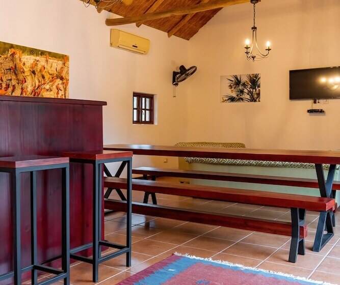 تختخواب و صبحانه The Little Outlook