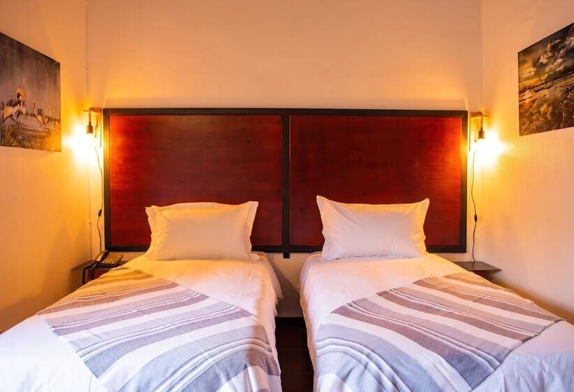 تختخواب و صبحانه The Little Outlook