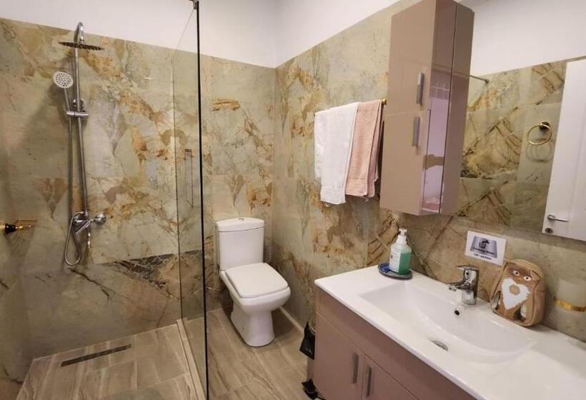 هتل Kompleksi Cfn Albania