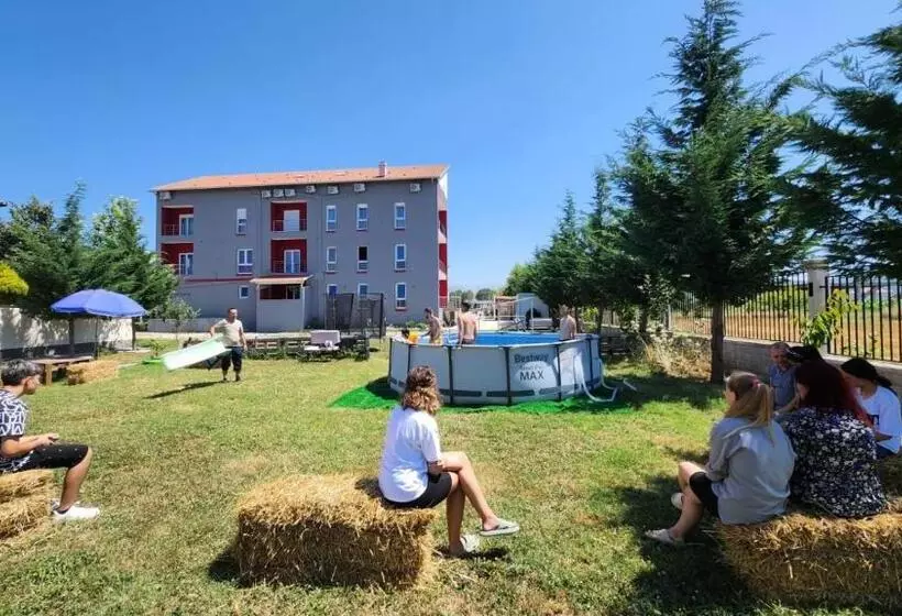 هتل Kompleksi Cfn Albania