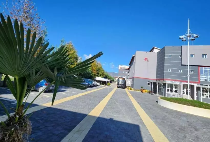 هتل Kompleksi Cfn Albania