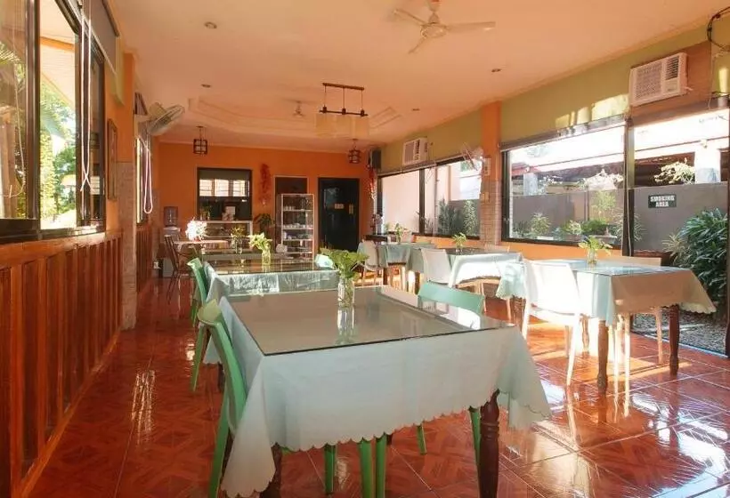 Reddoorz @ Farm Side Hotel Laoag City