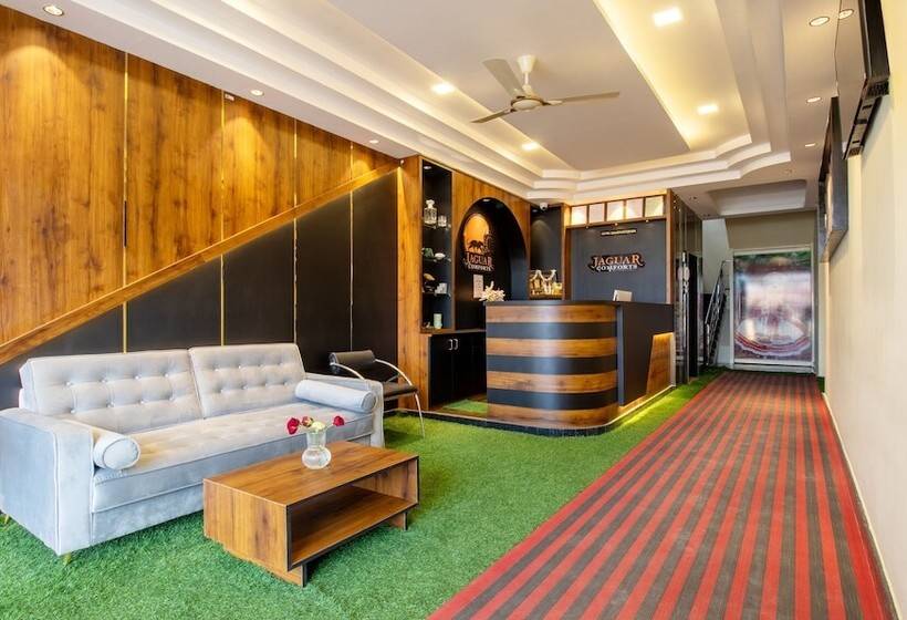 Hotelli Treebo Jaguar Comforts, 3 Kms From Mahatma Gandhi Park