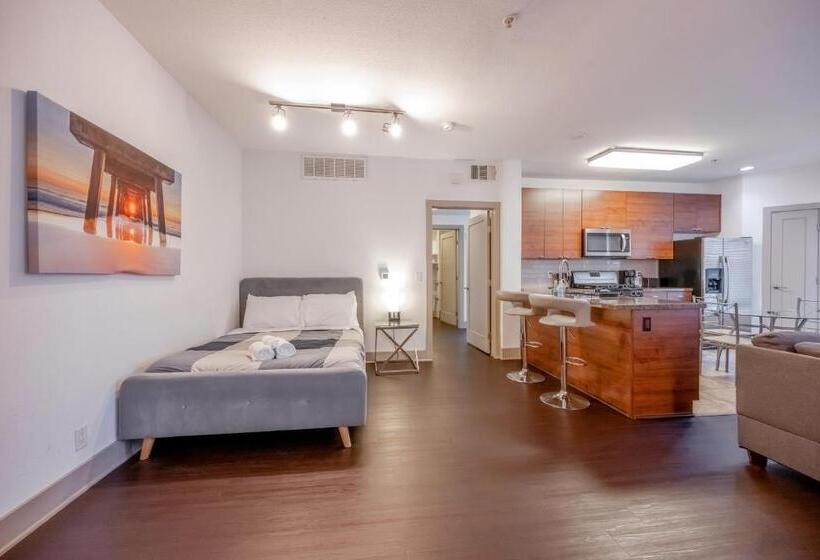 Marina Apartment Pool,gym,jacuzzi